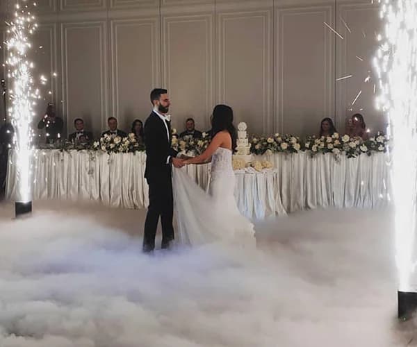 Primer baile de una pareja acompañado por fontanas y humo bajo